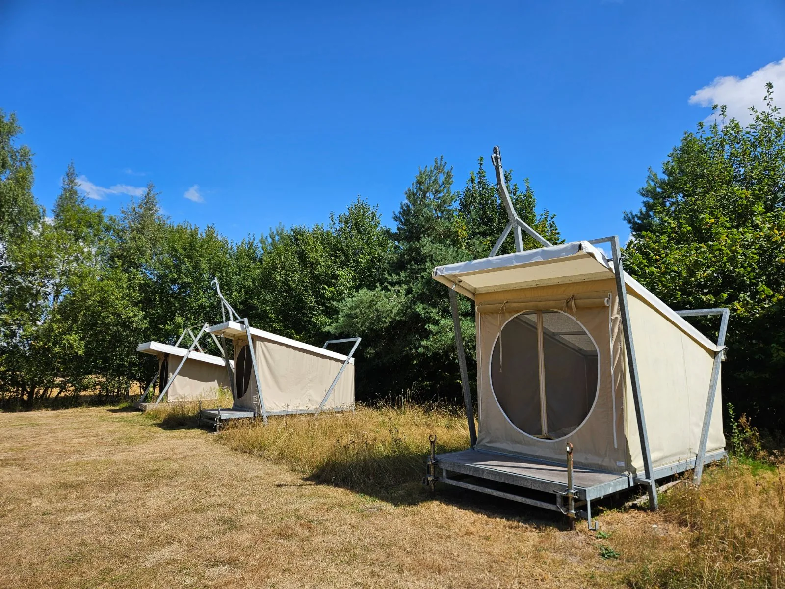 Drie tenten op het veld