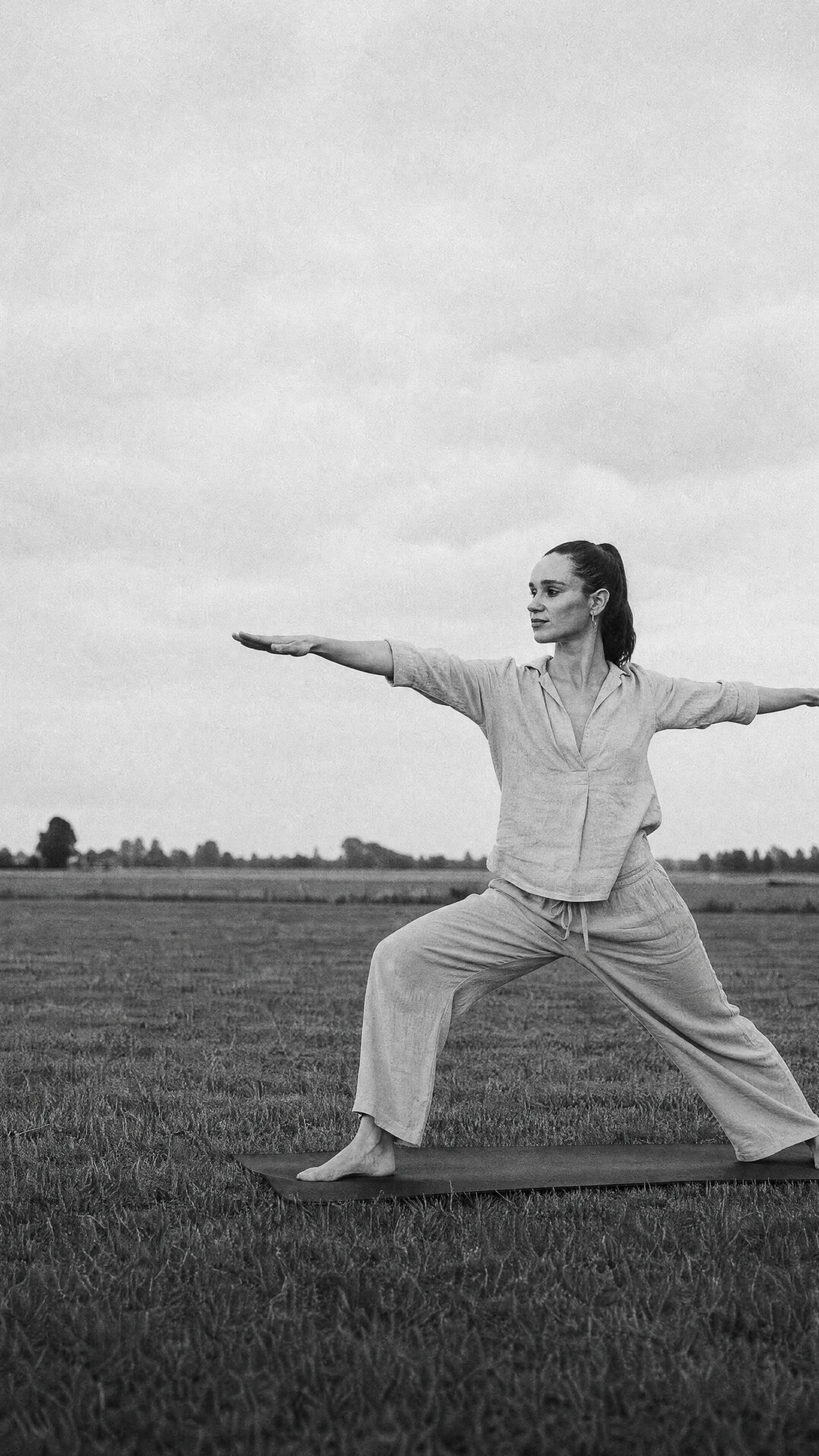 Tess in een yogahouding in het veld