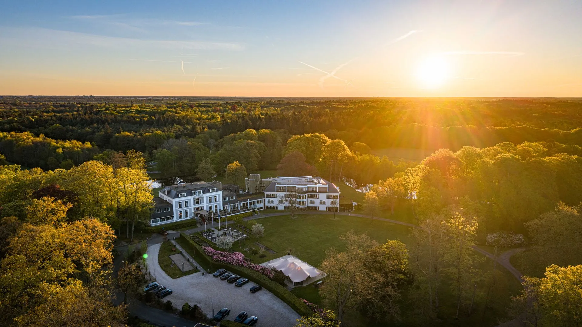 Landgoed Lauswolt van bovenaf bij zonsondergang, midden in de bossen van Beetsterzwaag